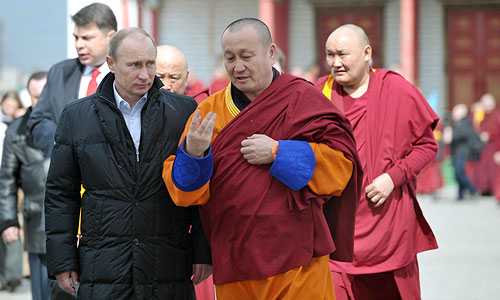 Владимир Путин наградил Хамбо Ламу Аюшеева орденом Почёта