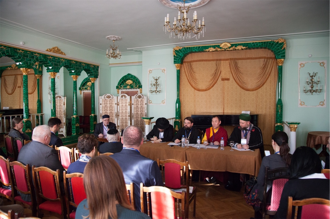 Исполнительный секретарь МСР священник Димитрий Сафонов выступил с докладом на конференции, посвященной духовно-нравственному образованию в современной школе