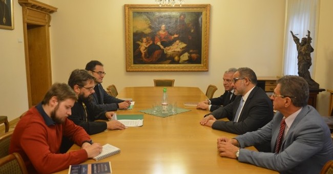 Исполнительный секретарь МСР встретился с известным академическим деятелем из Ливии