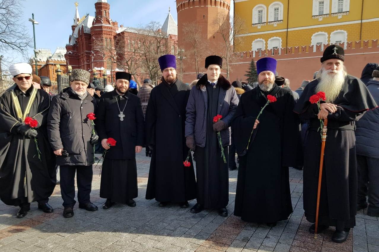 Представители религиозных общин России возложили цветы к Могиле Неизвестного солдата
