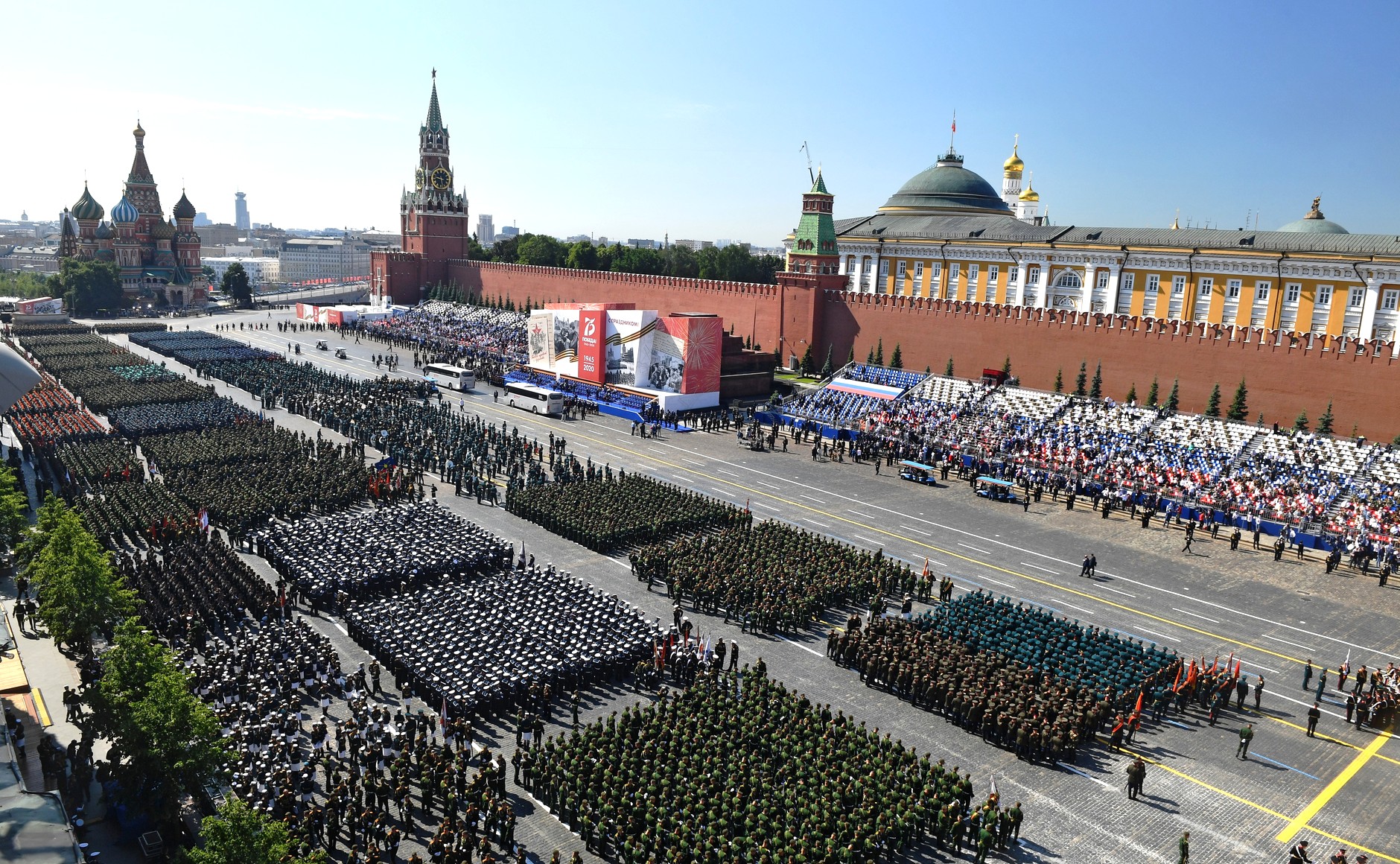 Религиозные лидеры России посетили военный парад в честь 75-летней годовщины Победы в Великой Отечественной войне