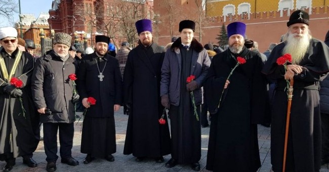 Представители религиозных общин России возложили цветы к Могиле Неизвестного солдата