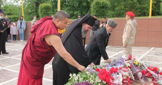 Духовные лидеры Калмыкии возложили цветы к воинскому мемориалу