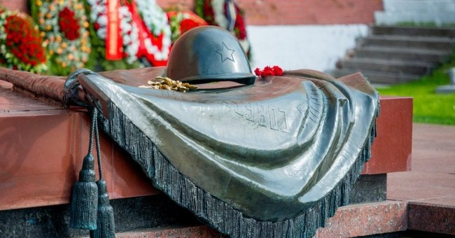 В День памяти и скорби представители религиозных общин России возложили цветы к Могиле Неизвестного Солдата