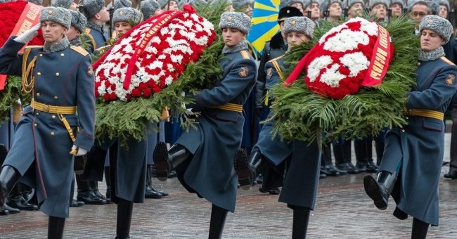 Религиозные деятели возложили цветы к Могиле Неизвестного Солдата в Александровском саду