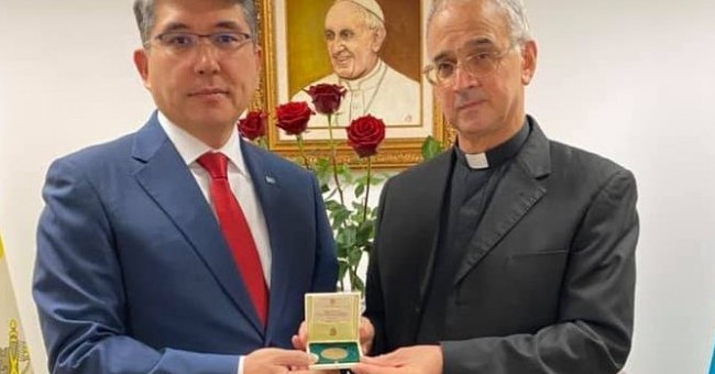 Казахстанский дипломат Алтай Абибуллаев награжден медалью Понтифика Папы Римского Франциска за развитие межрелигиозного диалога